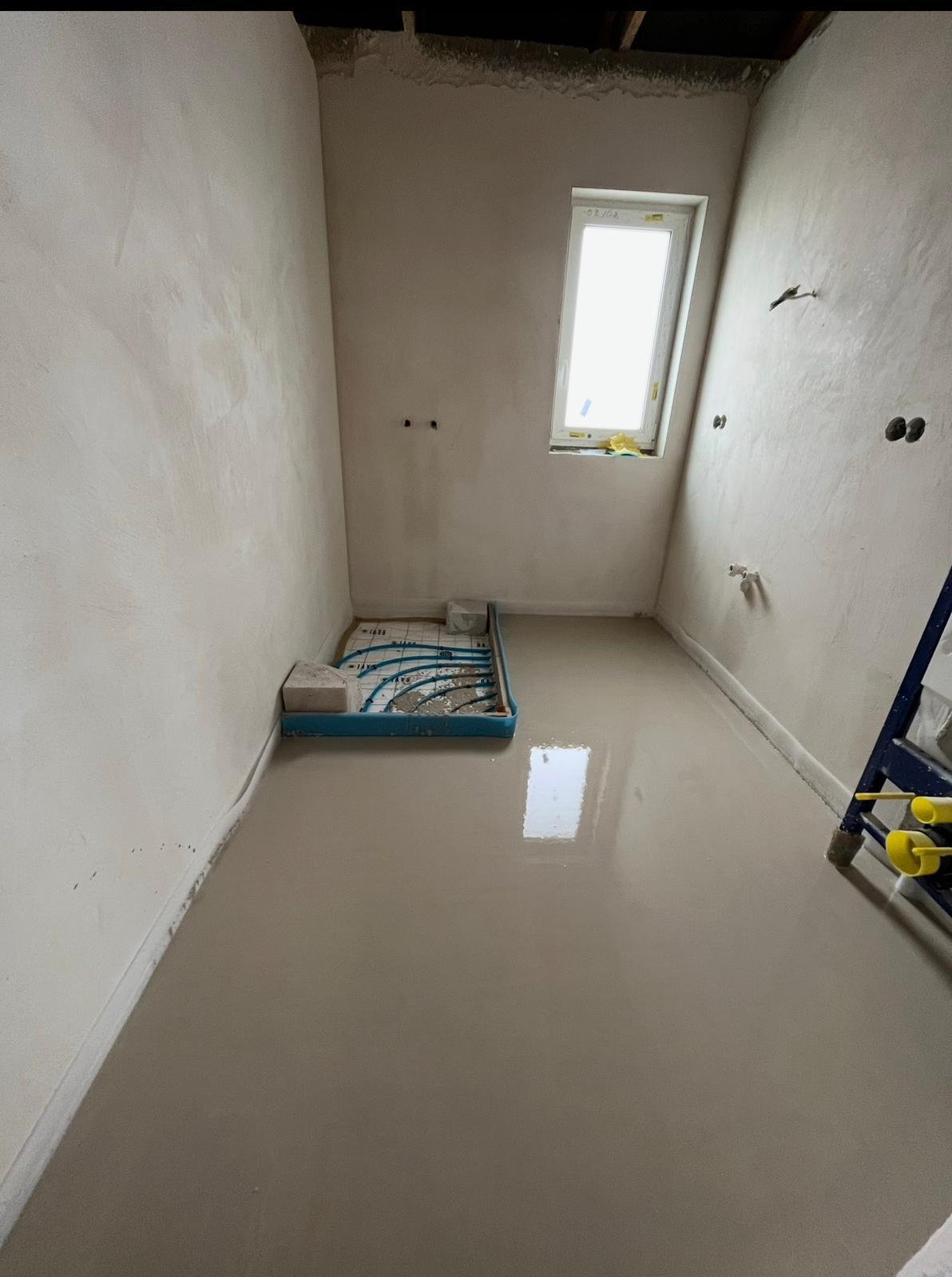 Lití podlahy během realizace koupelny v Jičíně