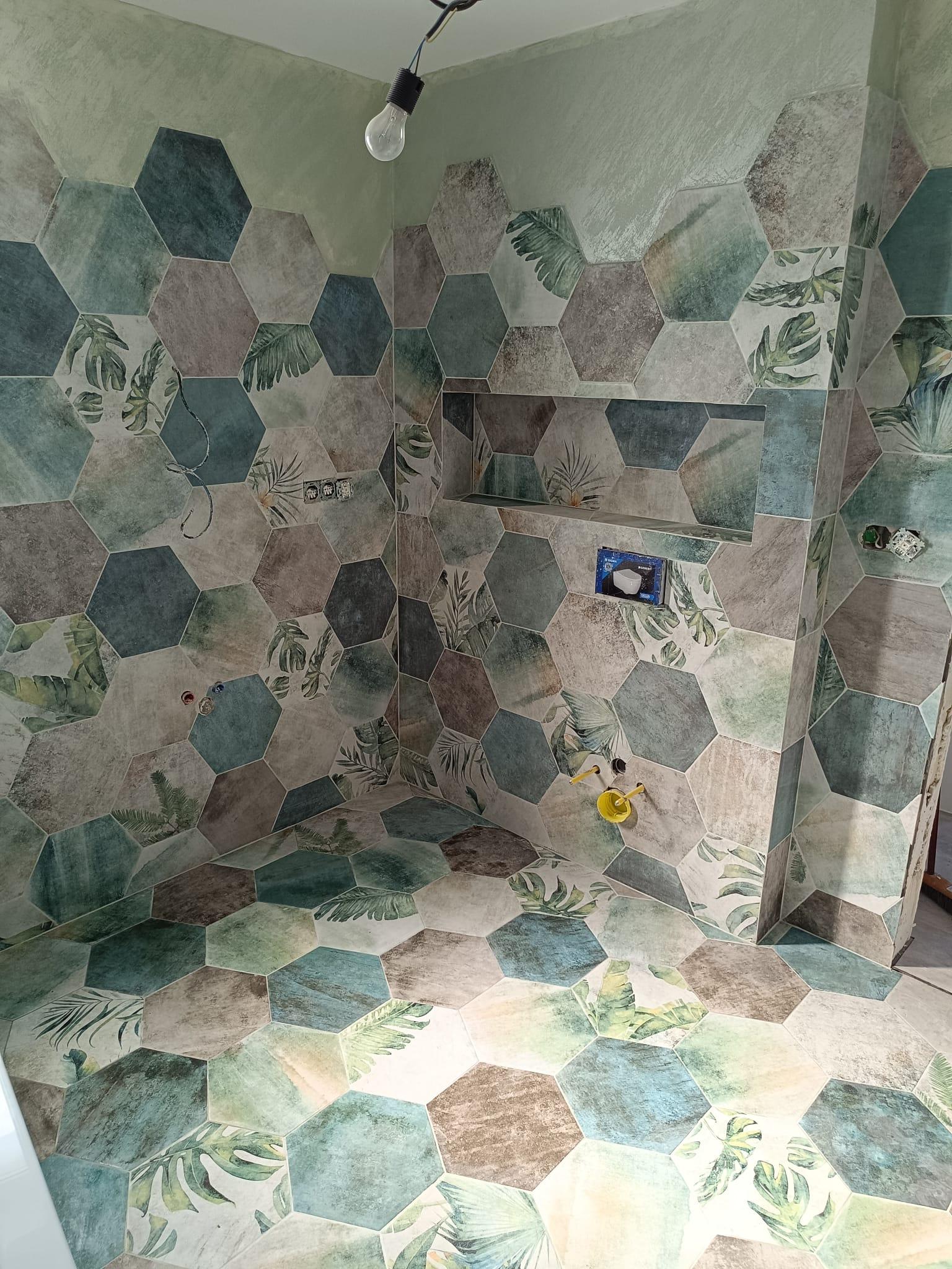 Detail barevné koupelny se zeleným a šedým obkladem